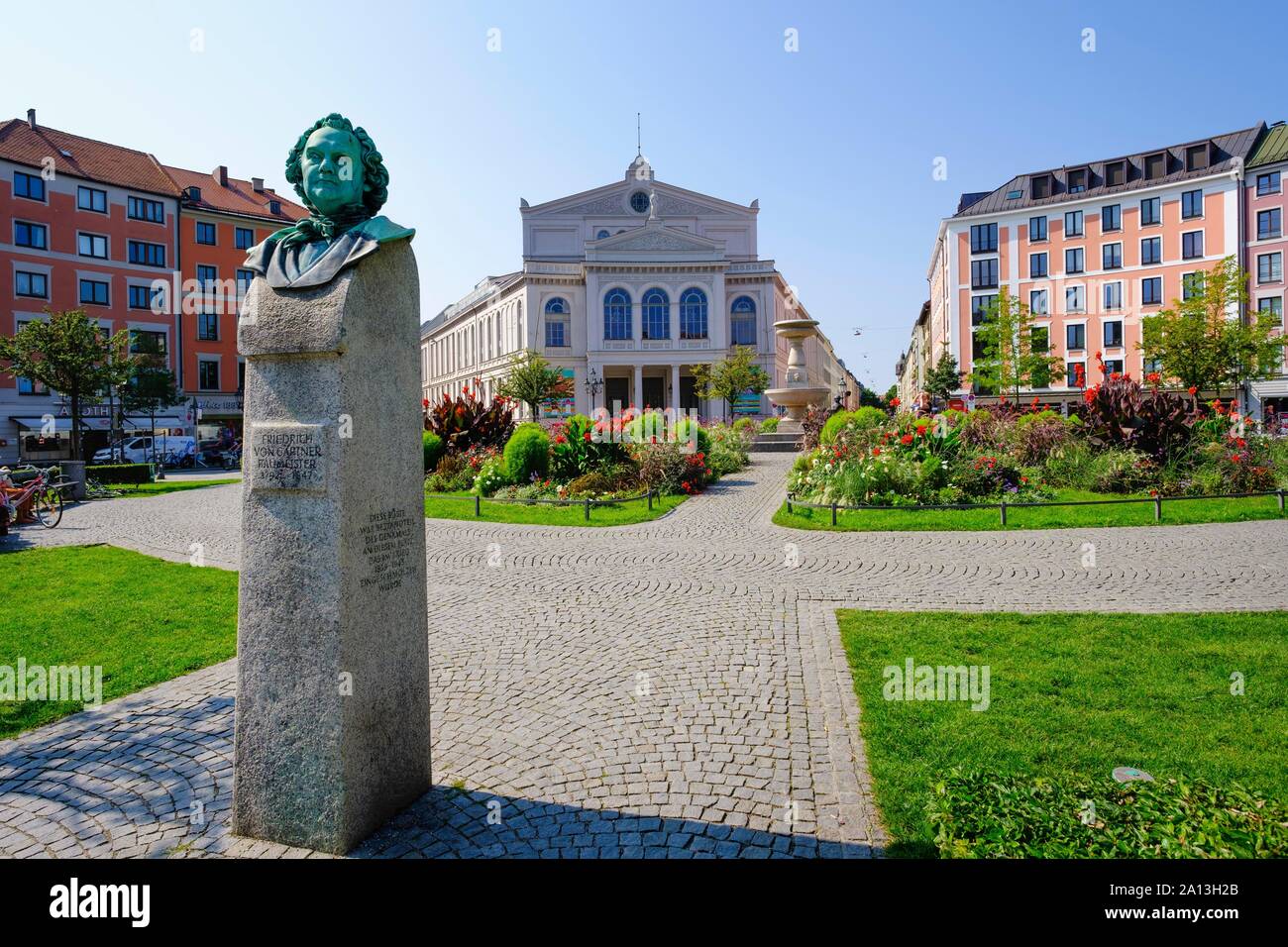 Busto di Friedrich von Gartner davanti al Teatro di Stato a Gartnerplatz, Isarvorstadt, Monaco di Baviera, Baviera, Baviera, Germania Foto Stock