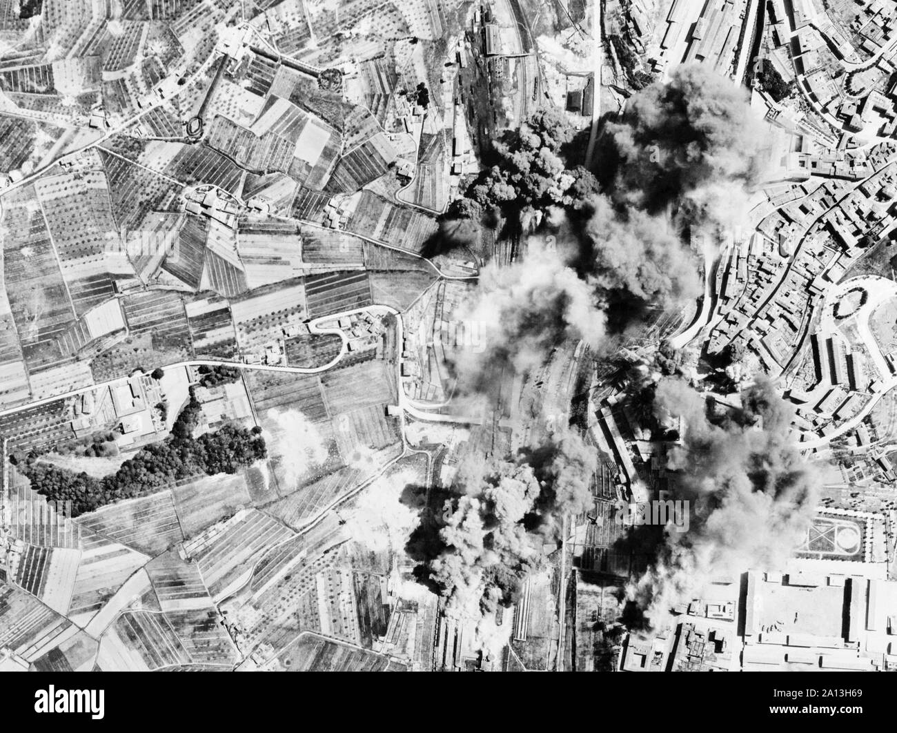 Durante la Seconda guerra mondiale la foto di asse cantieri ferroviari a Siena, Italia antenna essendo bombardata dagli alleati del Mediterraneo Air Force bombardieri. Foto Stock