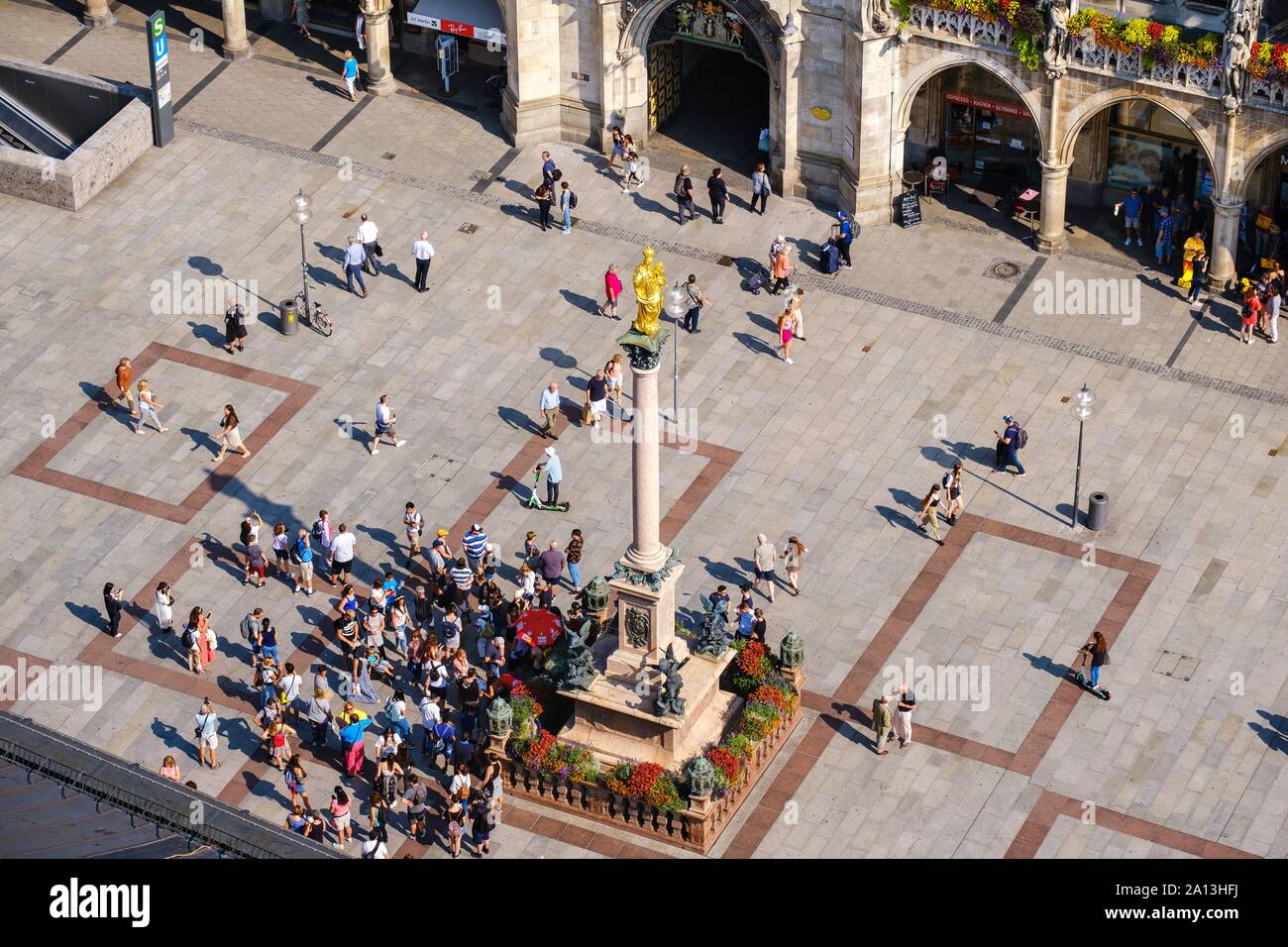 Vista dall'alto sulla colonna mariana e St. Mary's Square, Monaco di Baviera, Baviera, Baviera, Germania Foto Stock