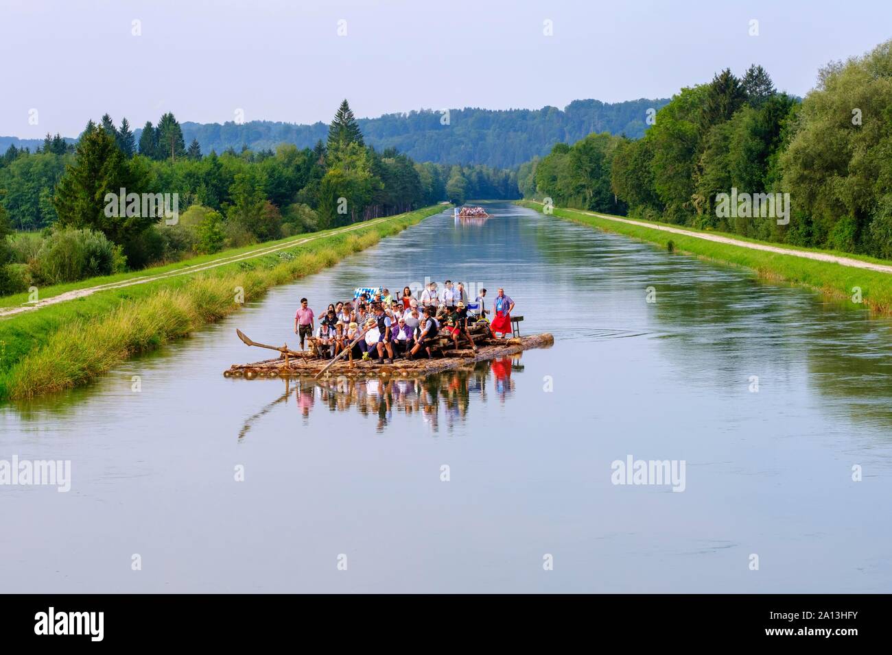 Rafting sul fiume Isarkanal in Aumuhle vicino a Egling, Alta Baviera, Baviera, Germania Foto Stock