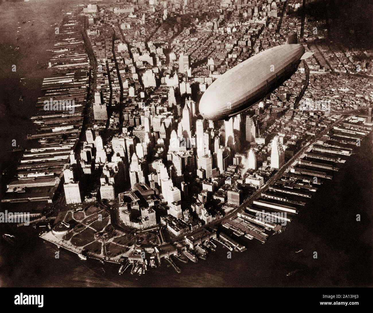 USS Akron (ZRS-4) in un volo sopra la città di New York, circa 1932. Foto Stock