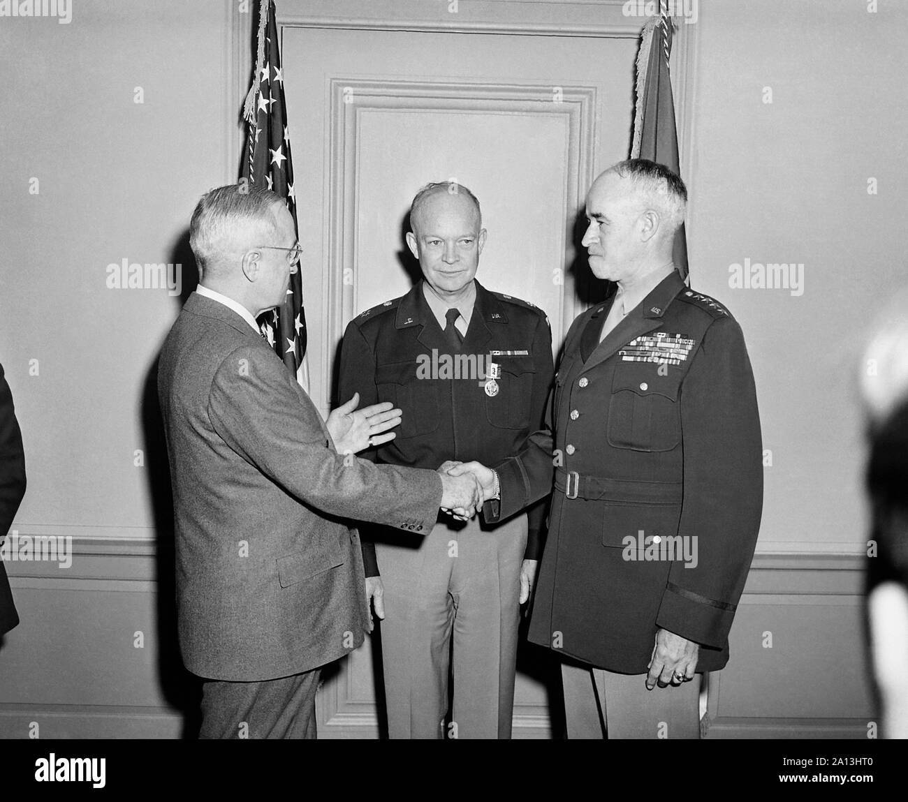 Il presidente Harry Truman si stringono la mano con il generale Omar Bradley. Foto Stock