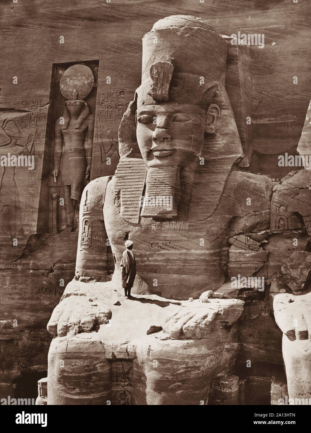 Una colossale figura del faraone Ramses II scolpiti nel grande tempio di Abu Simbel. Foto Stock