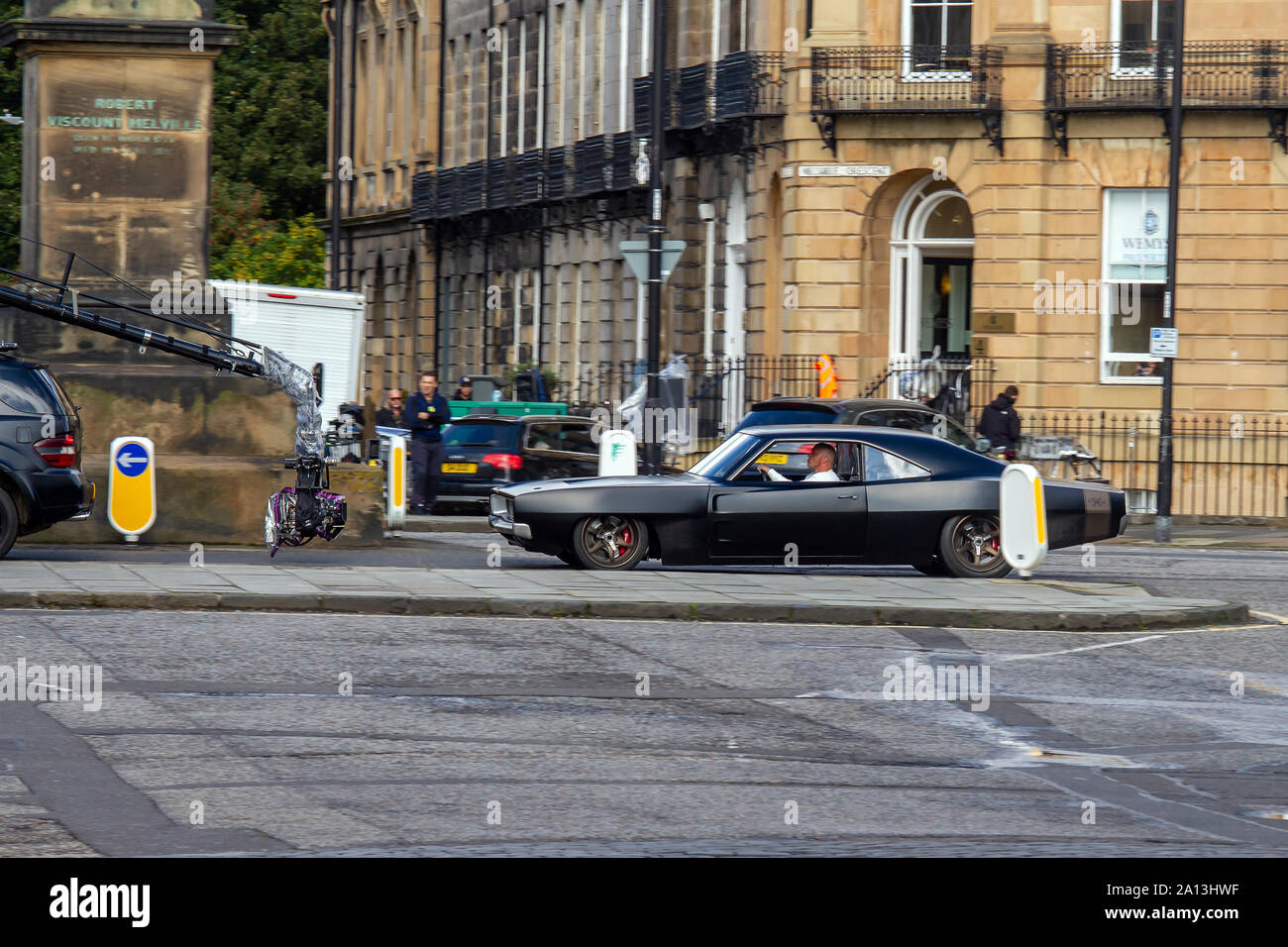 Vin Diesel stand-in unità la sua auto in fondo alla strada durante le riprese. Fast & Furious 9 ha avvolto la produzione in Edinburgh, dopo diverse settimane di riprese per il film più recente in alto numero di ottani car chase franchising. Le ultime scene sono state riprese oggi su Melville Street, una graziosa terrazza georgiana nella capitale del West End. Stunt Driver, in piedi per le stelle come Vin Diesel, hanno guidato le loro muscolo automobili su e giù per la strada, a fianco di veicoli della fotocamera. Fast & Furious 9 è dovuto per il rilascio il 22 maggio 2020. Foto Stock