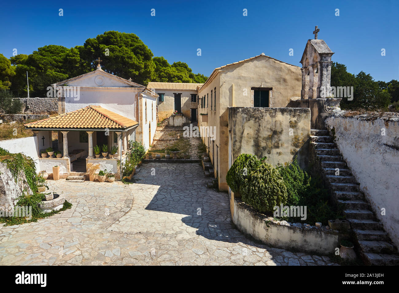 Cortile di San Niccolò Monastero George Kremnon sull'isola di Zante in Grecia Foto Stock