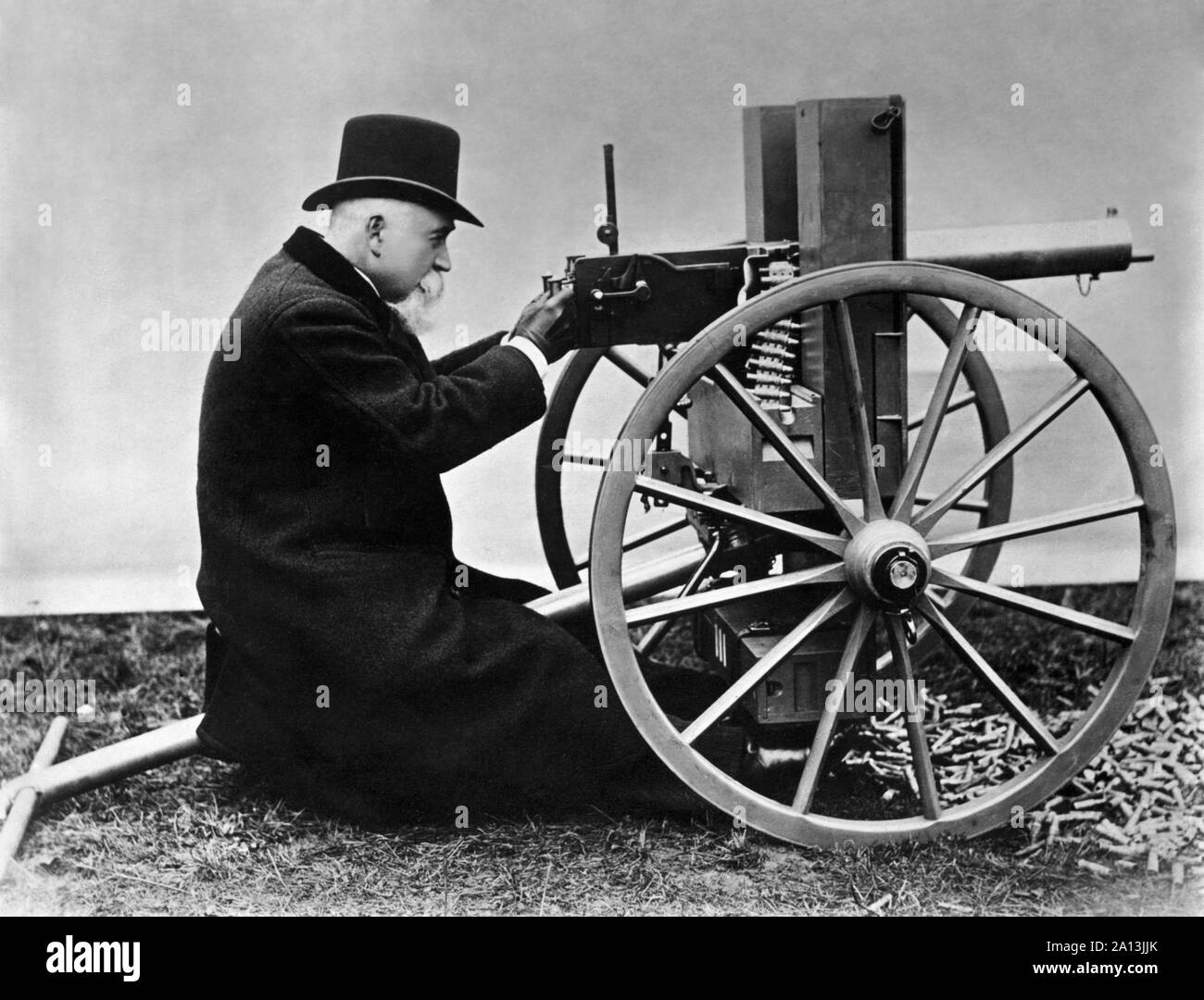 Sir Hiram Stevens Maxim sparare la sua pistola Maxim, 1884. Foto Stock