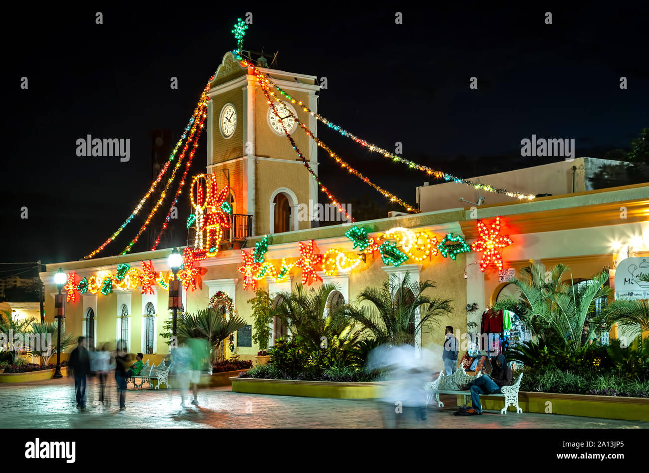 Edificio Comunale decorate con luci di Natale e passeggini, San Jose del Cabo, Baja California Sur, Messico Foto Stock