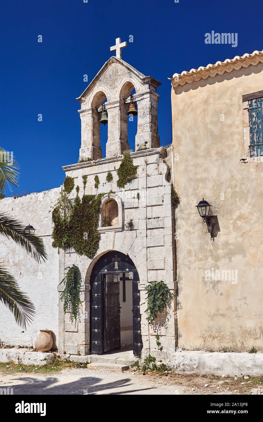Il cancello con il campanile di San Nicola monastero George Kremnon sull'isola di Zante in Grecia Foto Stock