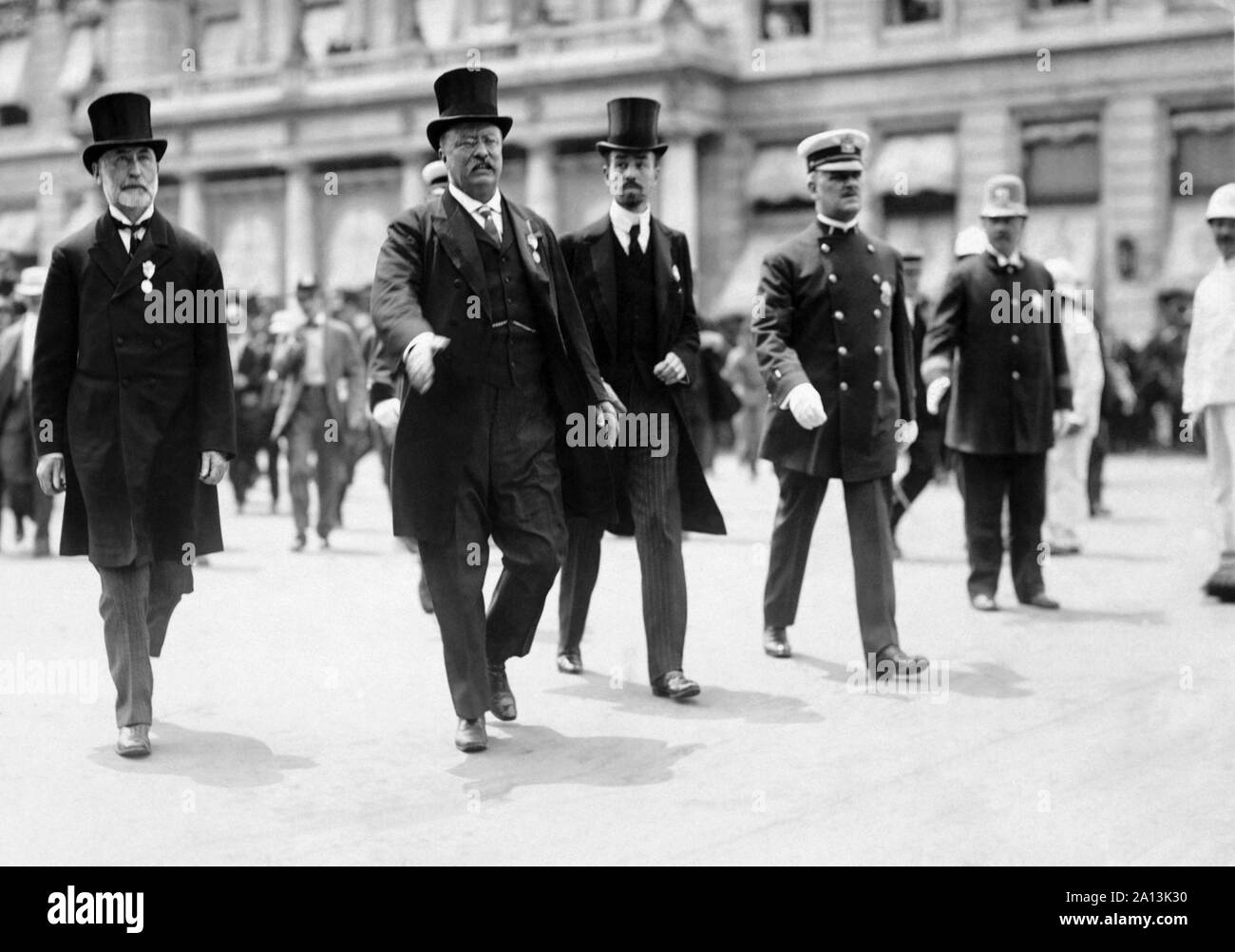 Il sindaco di New York William Gaynor e Cornelius Vanderbilt a piedi con Theodore Roosevelt durante una parata. Foto Stock