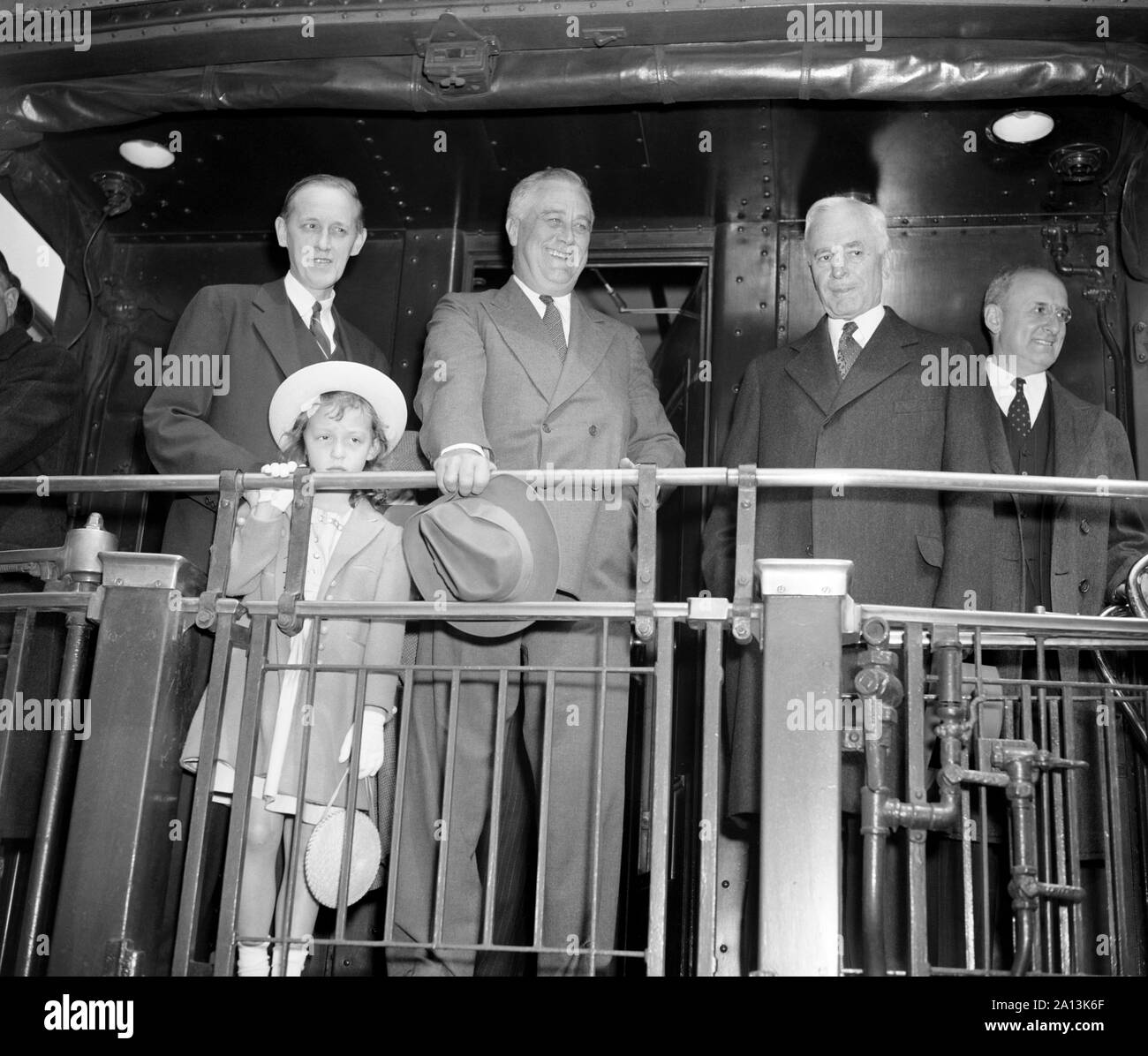Il presidente Franklin Roosevelt permanente sulla parte posteriore di un treno. Foto Stock