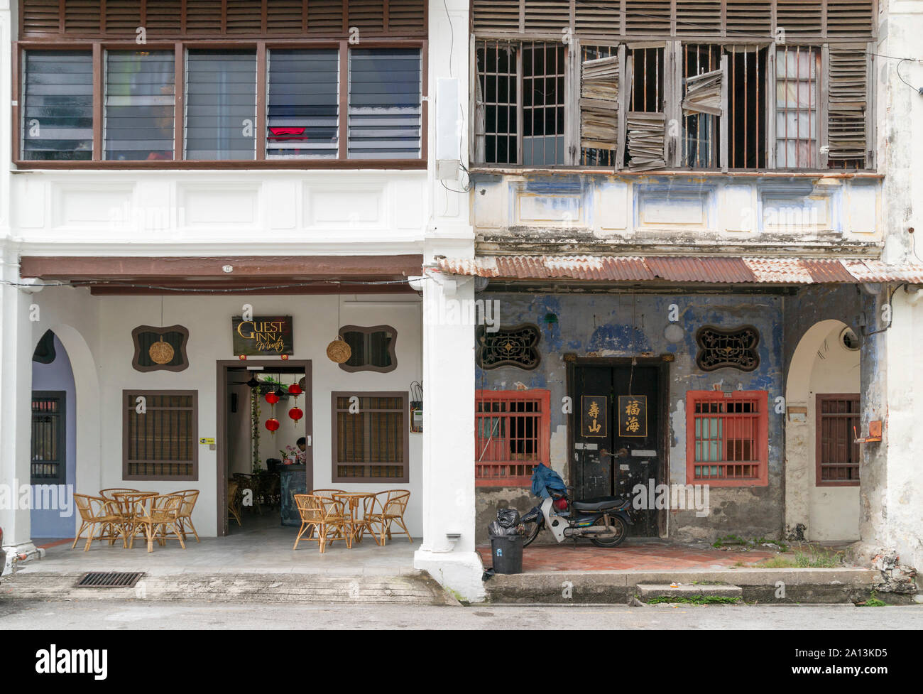 Rinnovato e trascurato botteghe, Muntri Street, Georgetown, Penang, 2013 Foto Stock