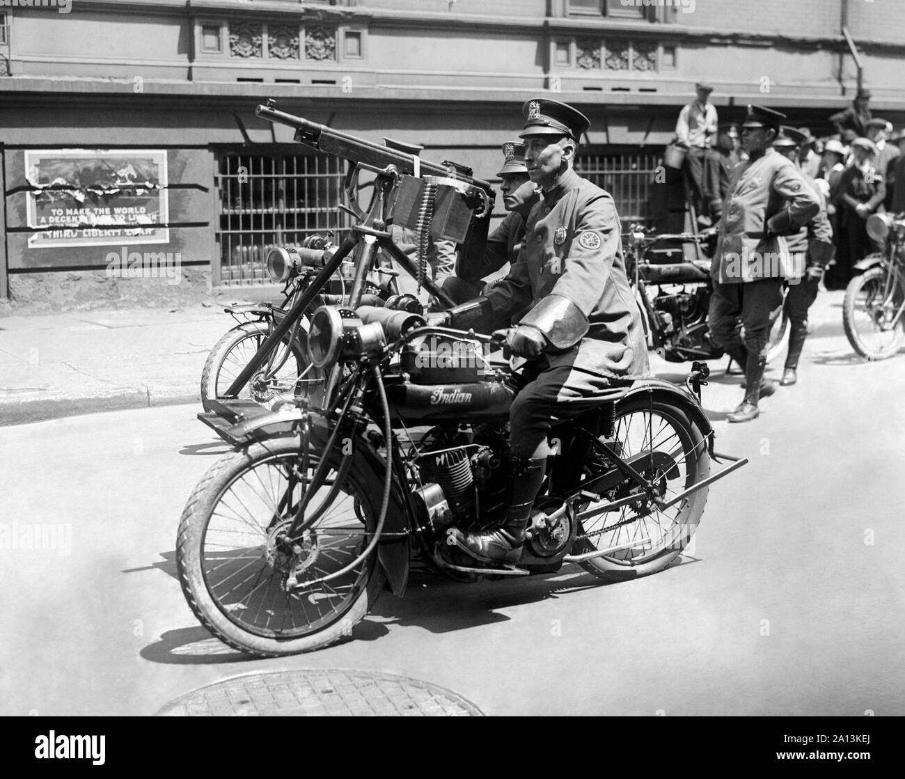 Un funzionario di polizia che conduce in una sfilata in New York City con una mitragliatrice montata sulla sua moto. Foto Stock