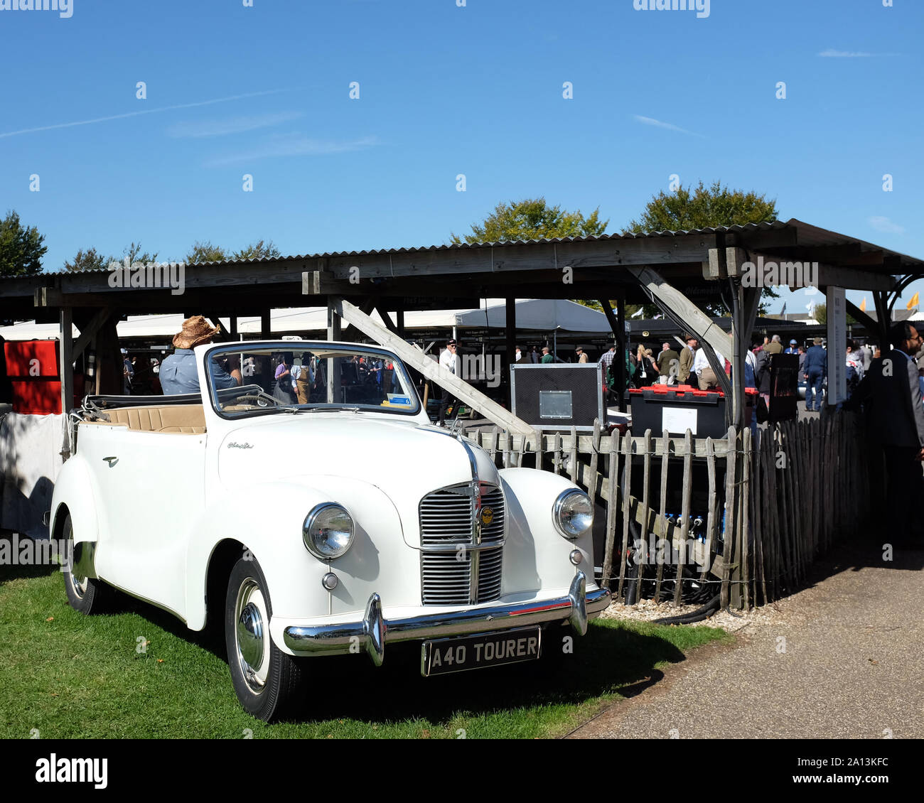 Settembre 2019 - Austin Somerset soft top parcheggiato di fianco alla J40 corsa pedale vetture al Goodwood Foto Stock
