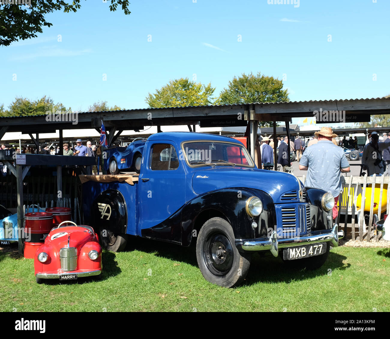 Settembre 2019 - Old Austin Somerset pick up camion a sostegno della pedalata Austin J40 al risveglio Goodwood Foto Stock