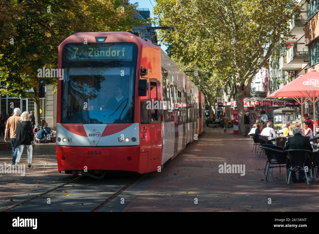 Il tram che passa attraverso la zona pedonale di Frechen, nei pressi di Colonia, NRW, Germania Foto Stock