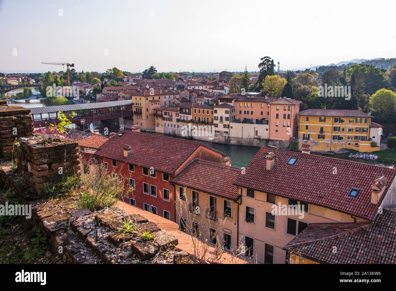 Vista sul villaggio di Bassano del Grappa, famosa per il suo ponte Foto Stock