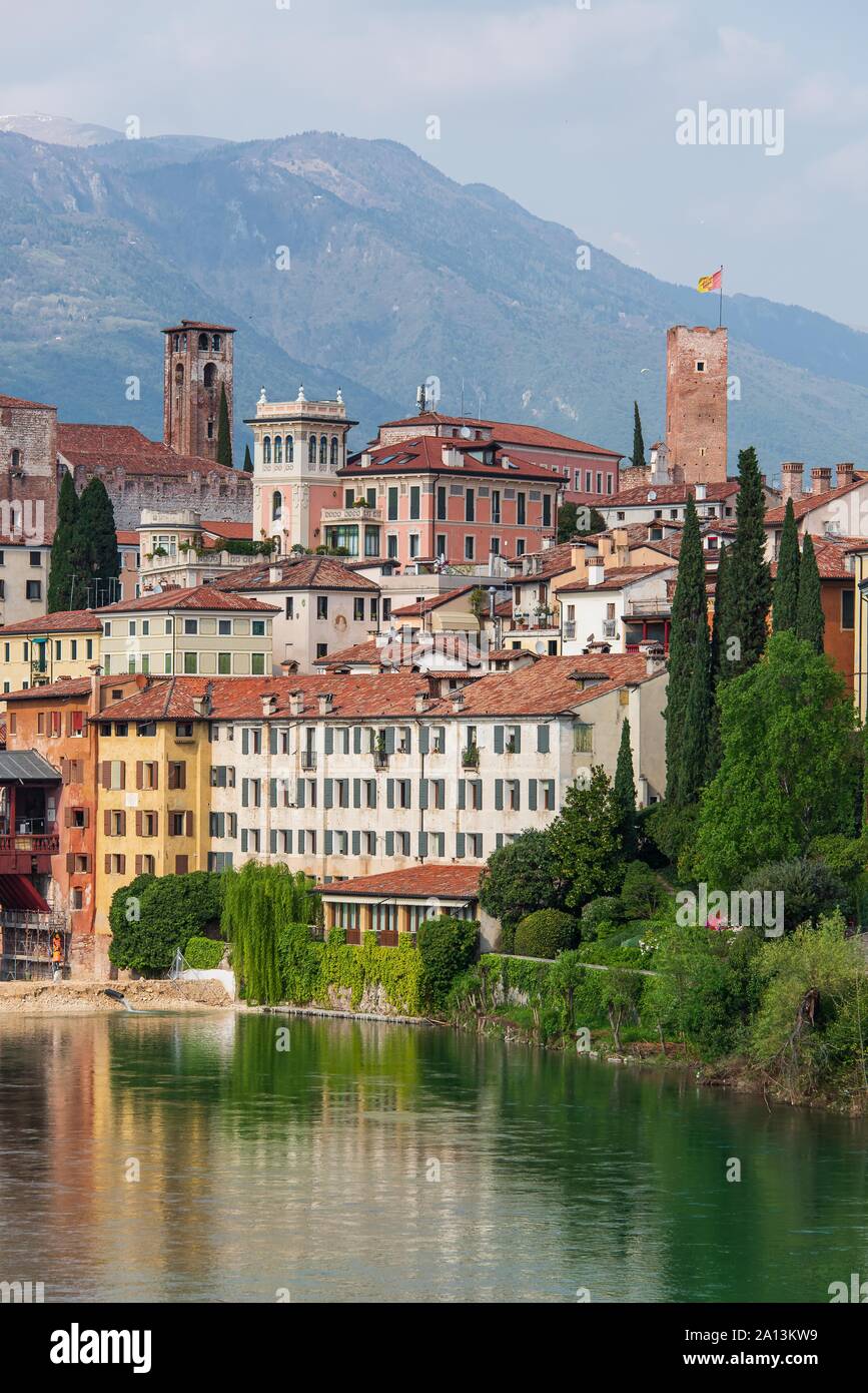 Vista sul villaggio di Bassano del Grappa, famosa per il suo ponte Foto Stock
