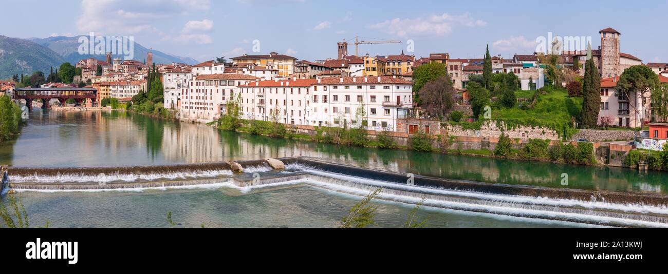Vista sul villaggio di Bassano del Grappa, famosa per il suo ponte Foto Stock