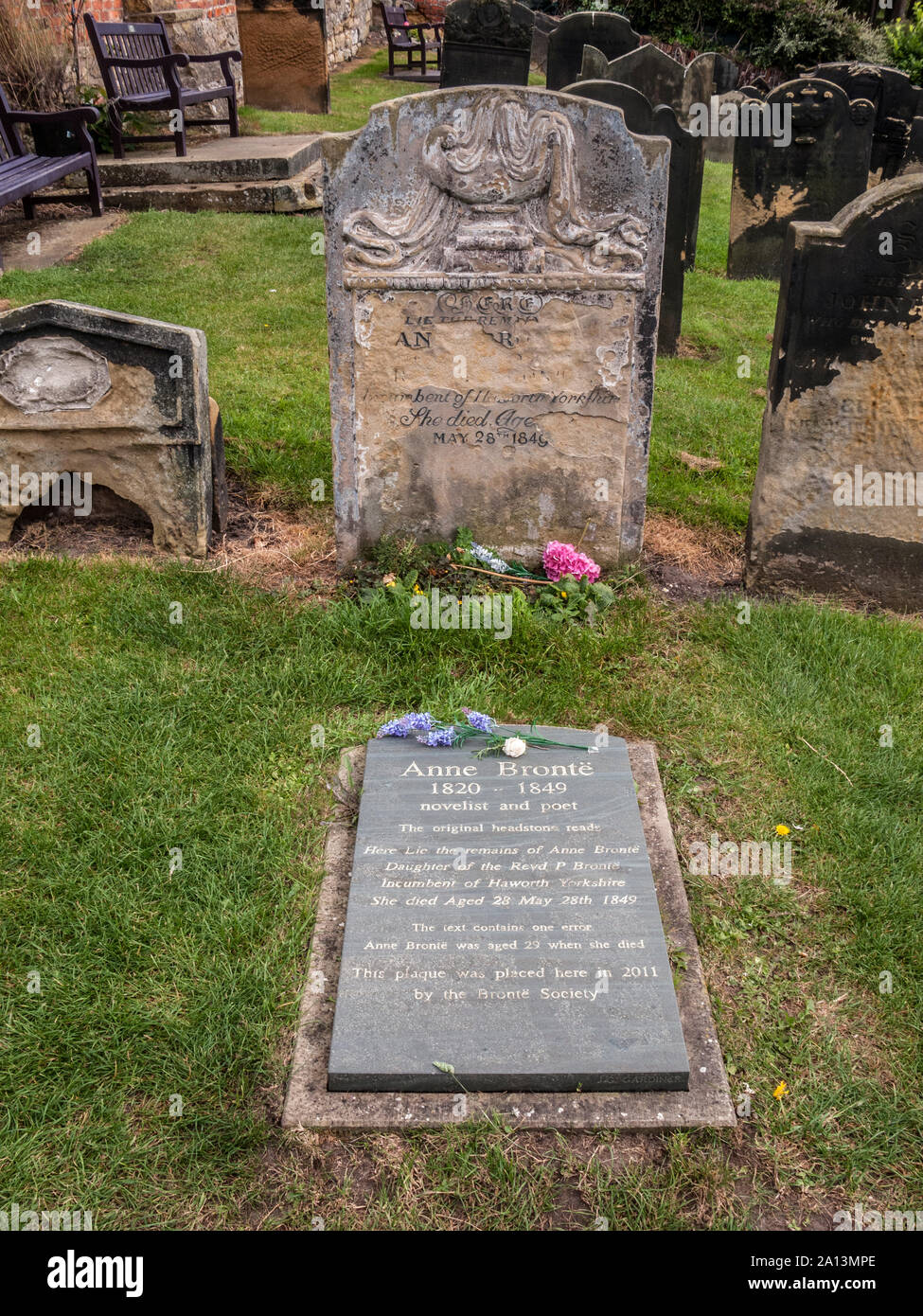 Pietra tombale e iscrizione la placca di Anne Bronte, scrittore e poeta, Chiesa di Santa Maria, Scarborough Foto Stock