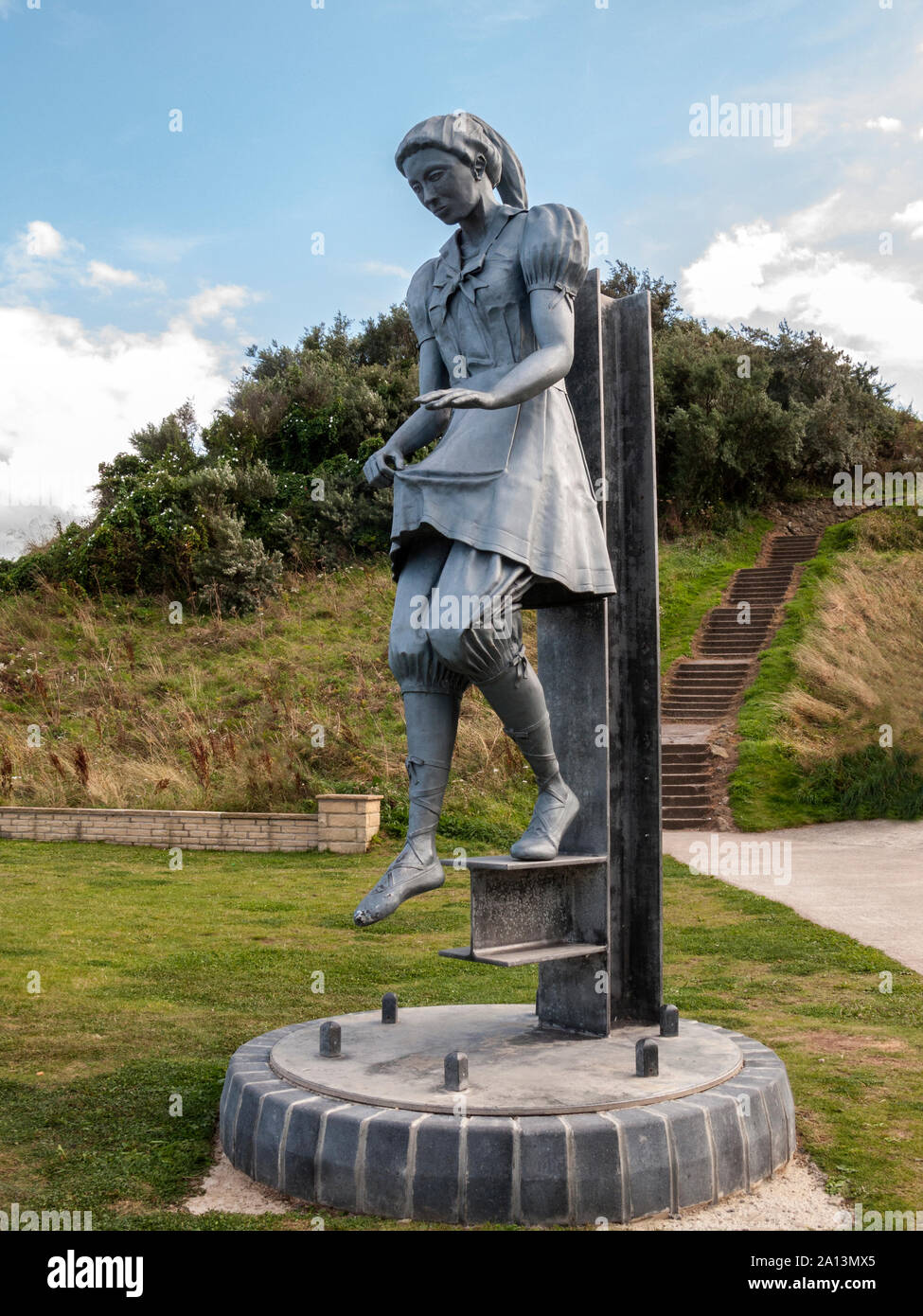 La balneazione Belle scultura di Craig Knowles, North Bay, Scarborough Foto Stock