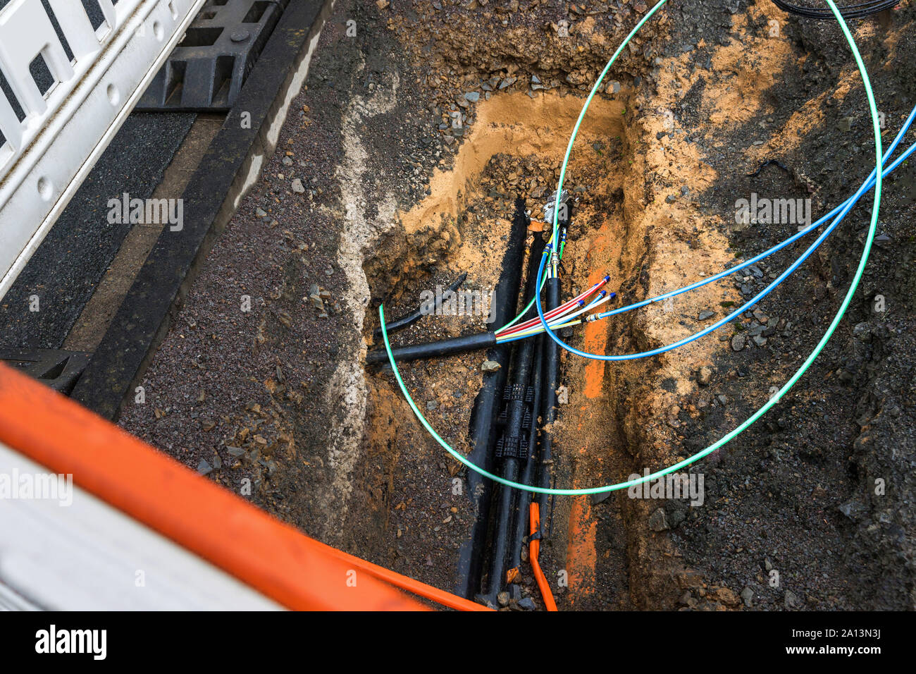 I cavi in fibra ottica la posa di sito in costruzione Foto Stock