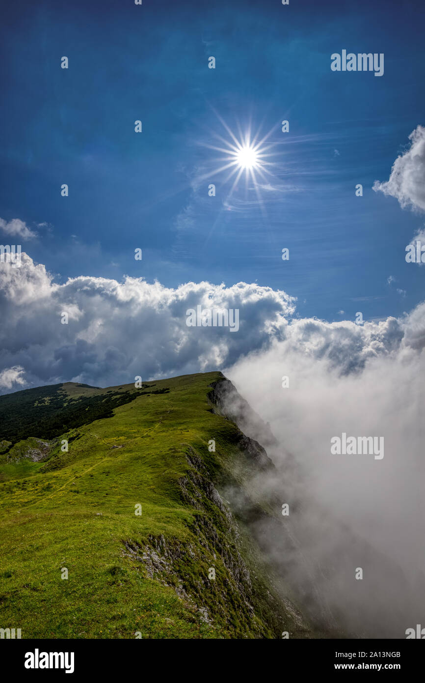Berggrat mit auflösenden Nebelschwaden Foto Stock