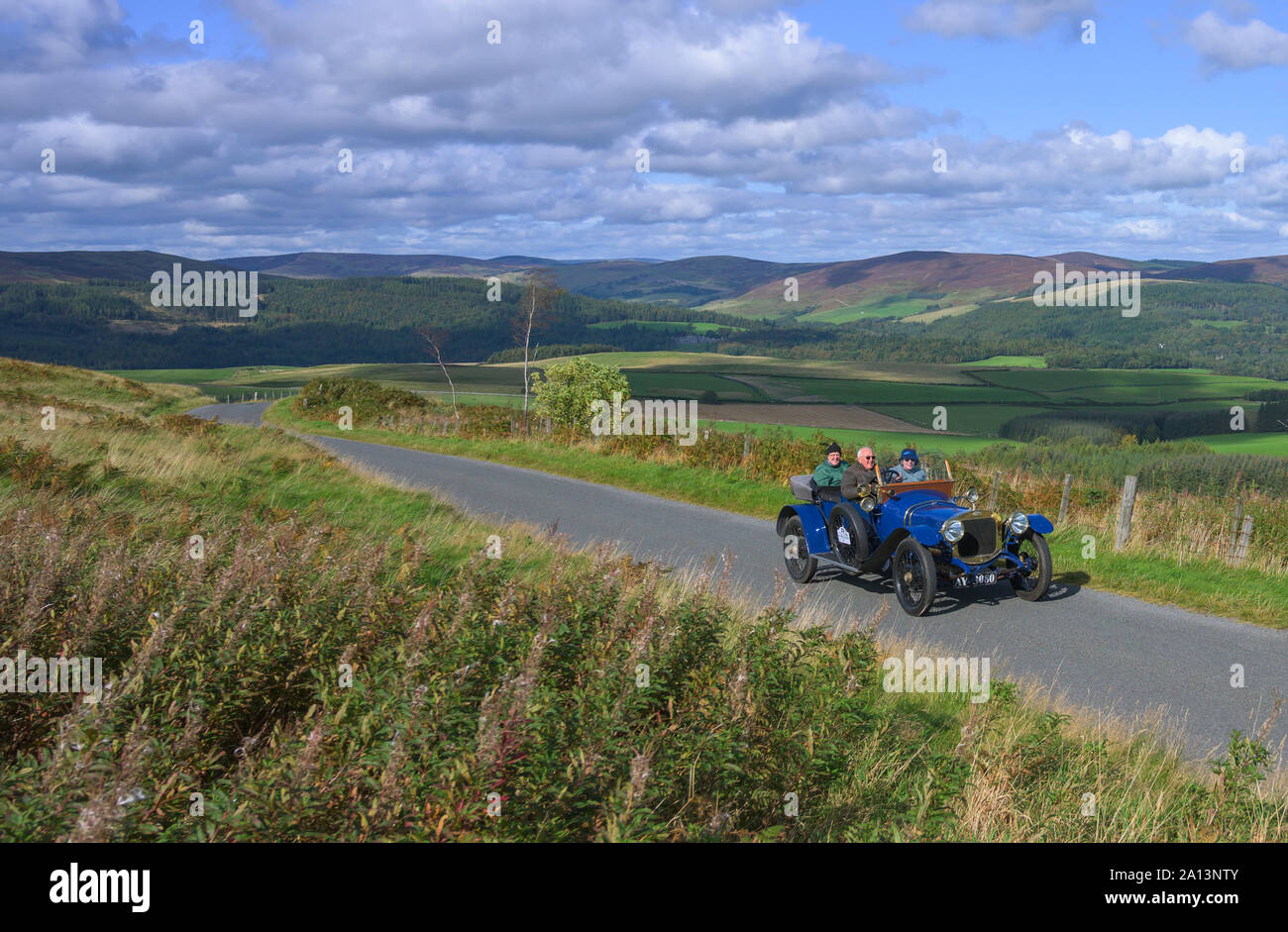 Selkirk, Scottish Borders, UK. 23 Sep, 2019. Il 23 settembre 2019 la brughiera vicino a Selkirk Scottish Borders Vintage gli appassionati di auto "prendere la Strada Alta' come essi prendono parte al veterano CAR CLUB DI GRAN BRETAGNA, il ramble Eildon evento che sta prendendo parte fino al 28 settembre 2019. Credito: Phil wilkinson/Alamy Live News Foto Stock