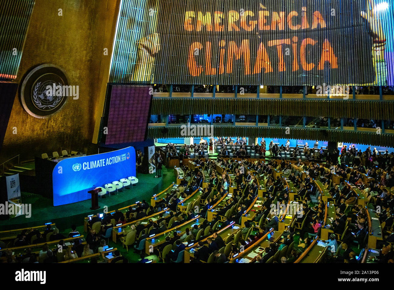 New York, Stati Uniti d'America, 23 settembre 2019. Un gigante di presentazione audiovisiva è proiettato sulle pareti dell'Assemblea generale prima dell'apertura del clima delle Nazioni Unite Action Summit 2019 presso la sede delle Nazioni Unite a New York City. Parole in portoghese leggere: "Emergenza climatica". Credito: Enrique Shore/Alamy Live News Foto Stock