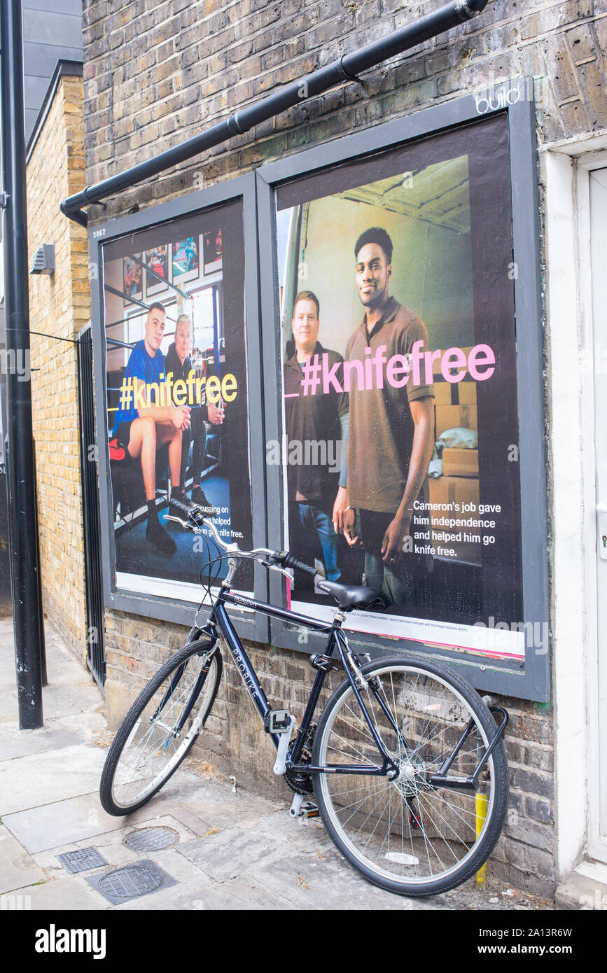 Poster di supporto del #knifefree campagna per ridurre la criminalità coltello tra i giovani in una strada in Kings Cross, a nord di Londra, Regno Unito Foto Stock