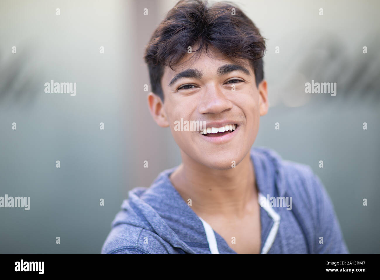Ritratto di un bel giovane asiatica uomo accanto a sfondo sfocato Foto Stock