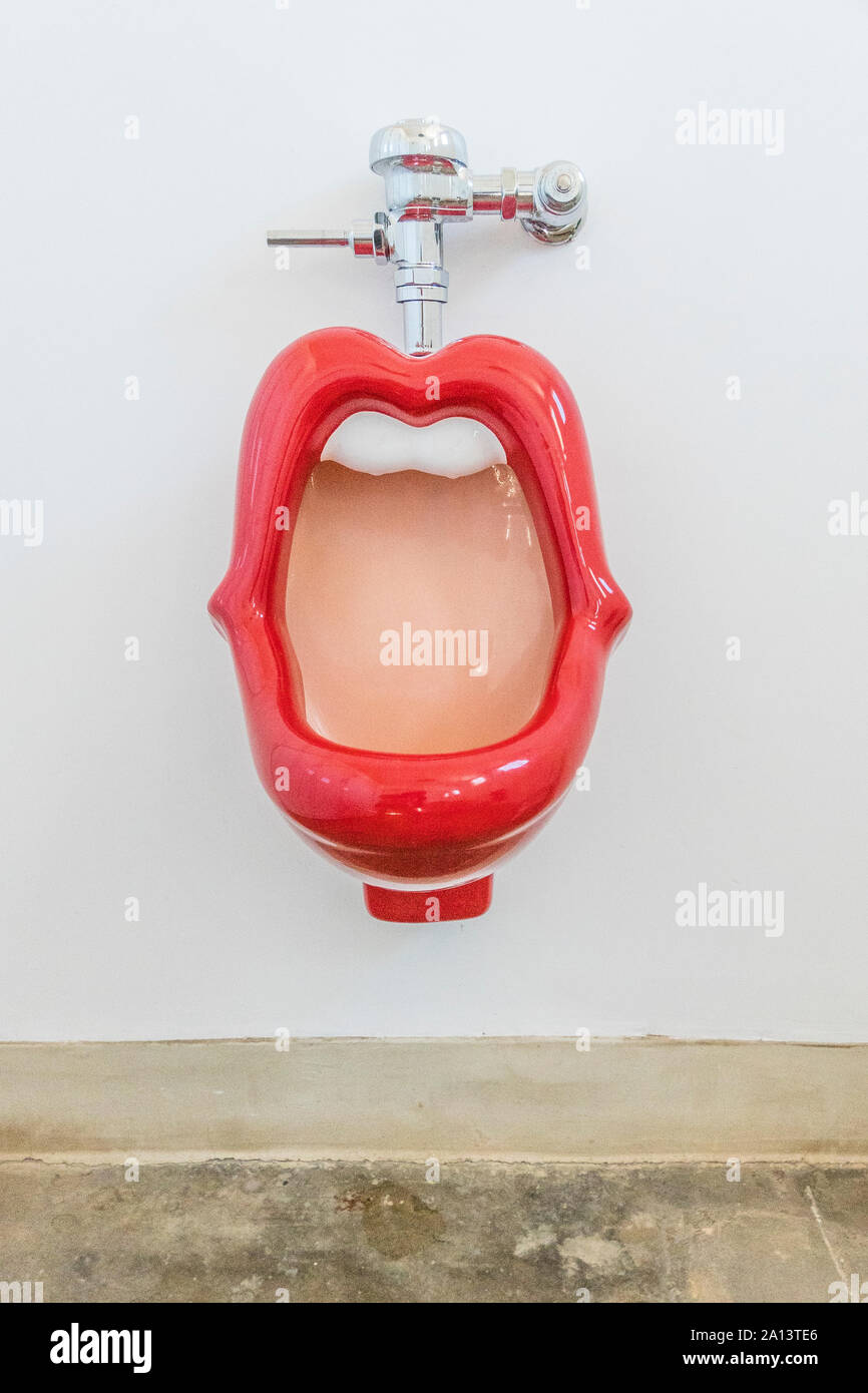 Un red lips orinatoio con denti bianchi in uomini del bagno al collettore archivio auto in Santa Paula, California. L'orinatoio era stato originariamente progettato in Foto Stock