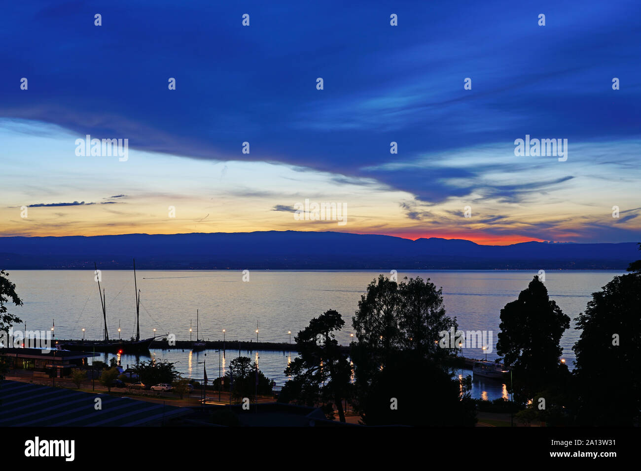 Colorato tramonto cielo sopra il Lago di Ginevra a Evian-les-Bains, Alta Savoia, Francia Foto Stock