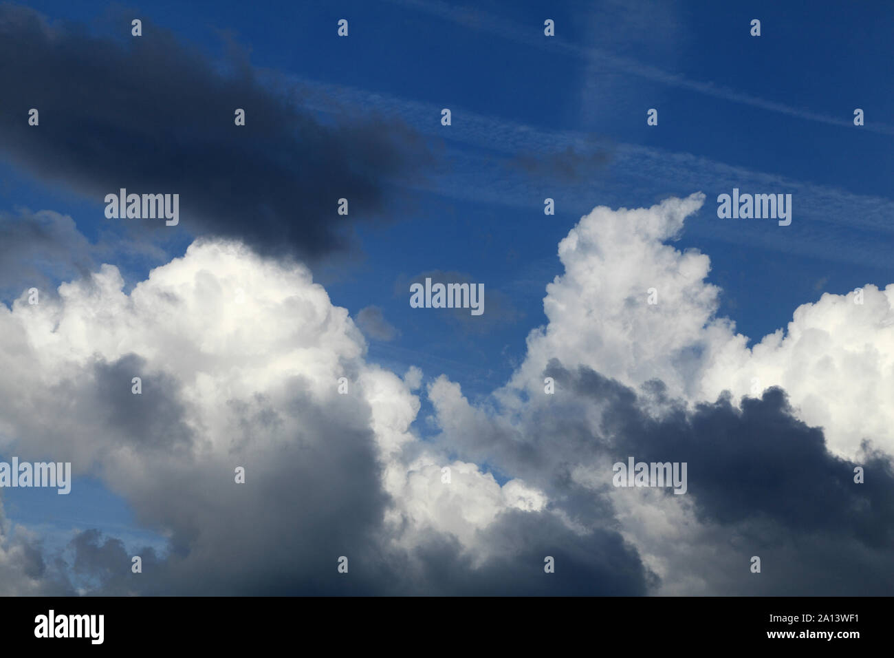 Bianco, grigio scuro, cloud, nuvole, formazione, cielo blu, cieli, meteo Foto Stock