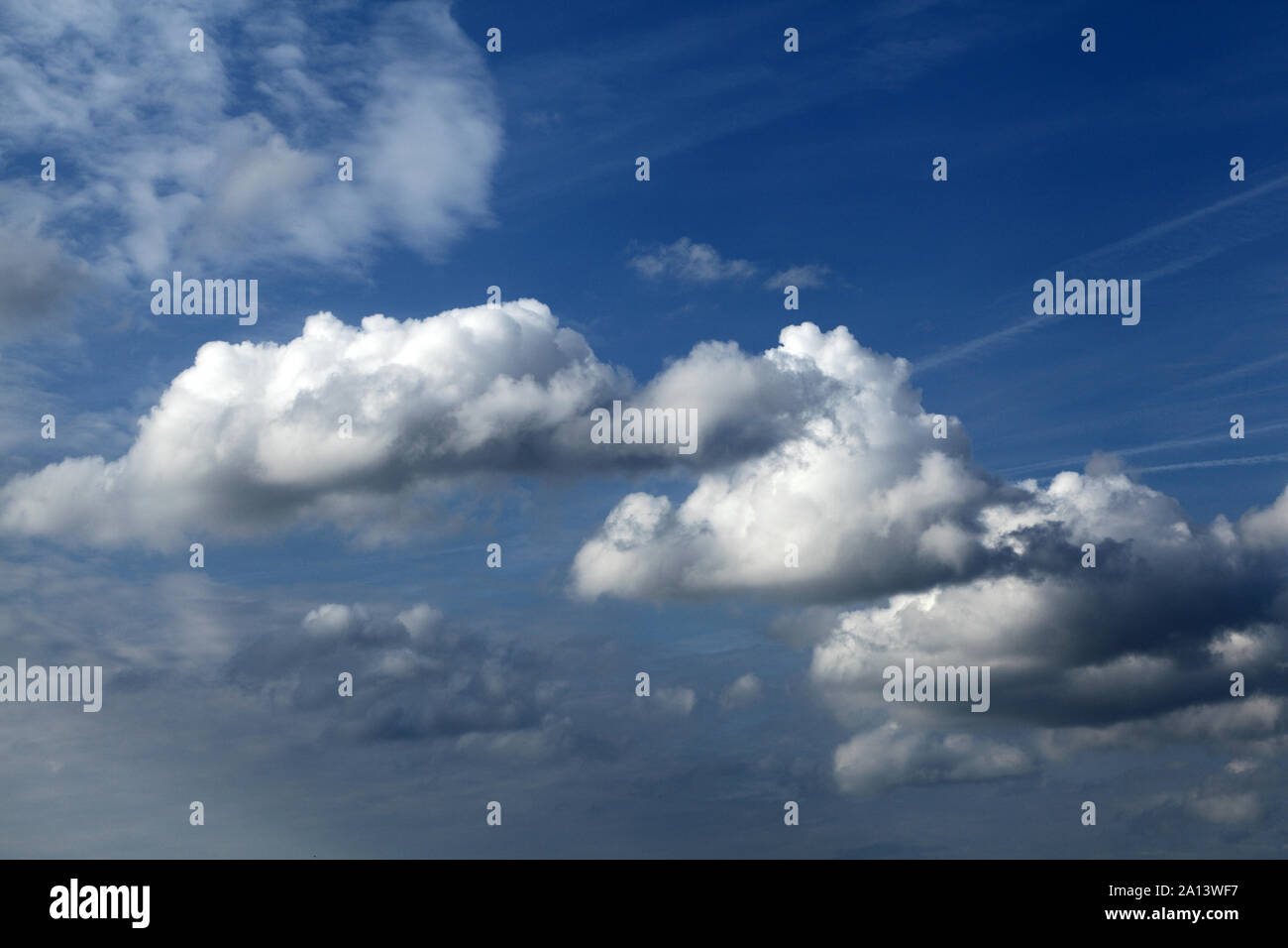 Bianco, grigio scuro, cloud, nuvole, formazione, cielo blu, cieli, meteo Foto Stock