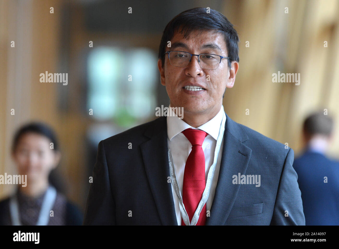 Edinburgh, Regno Unito. 19 settembre 2019. Nella foto: ospiti VIP, signor Edil Baisalov - Ambasciatore della Repubblica del Kirghizistan al Regno Unito di Gran Bretagna e Irlanda del Nord. Le scene della sessione settimanale di Primi Ministri questioni nel Parlamento scozzese. Credito: Colin Fisher/CDFIMAGES.COM Foto Stock