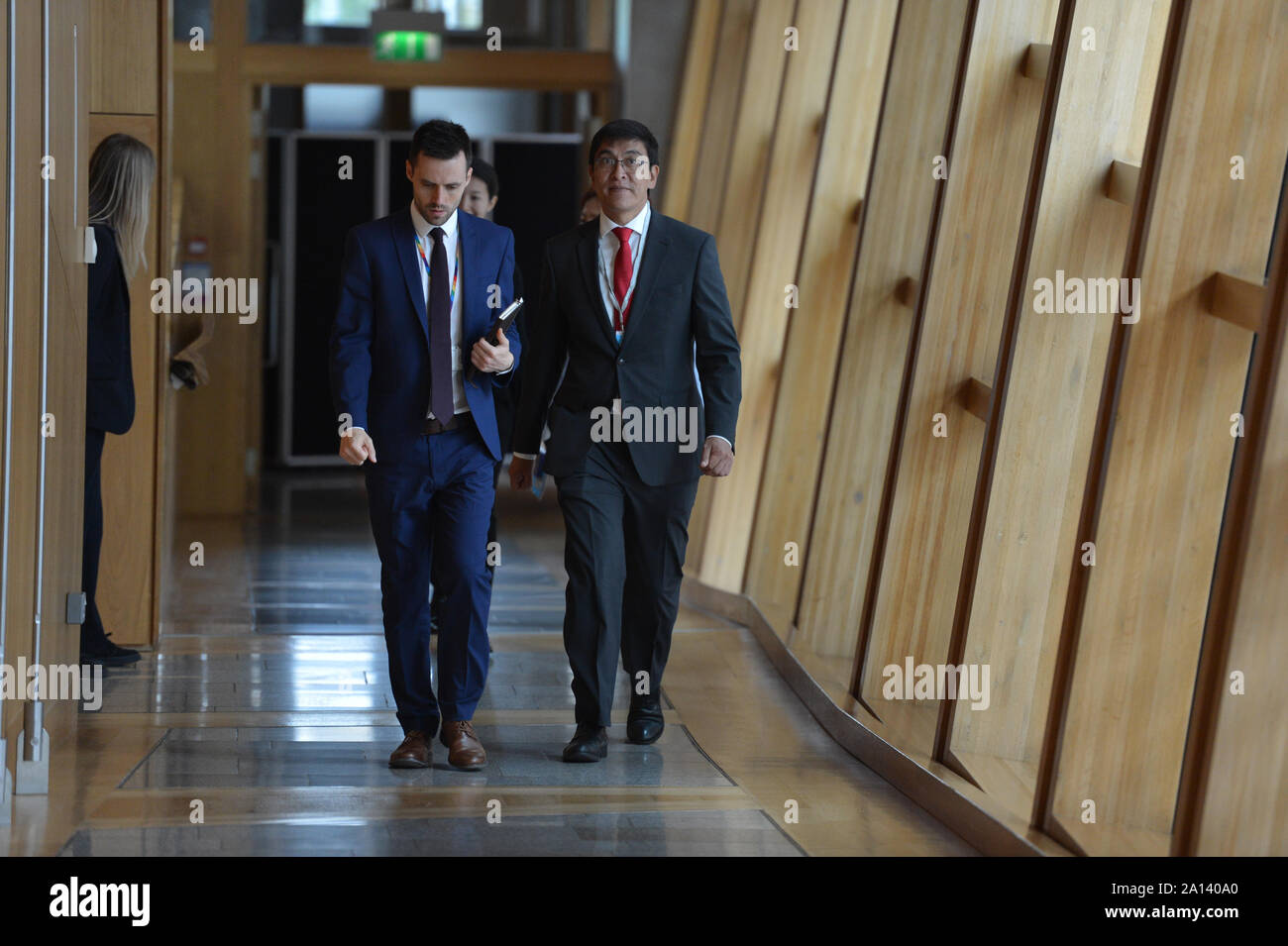 Edinburgh, Regno Unito. 19 settembre 2019. Nella foto: (a destra) ospiti VIP, signor Edil Baisalov - Ambasciatore della Repubblica del Kirghizistan al Regno Unito di Gran Bretagna e Irlanda del Nord. Le scene della sessione settimanale di Primi Ministri questioni nel Parlamento scozzese. Credito: Colin Fisher/CDFIMAGES.COM Foto Stock