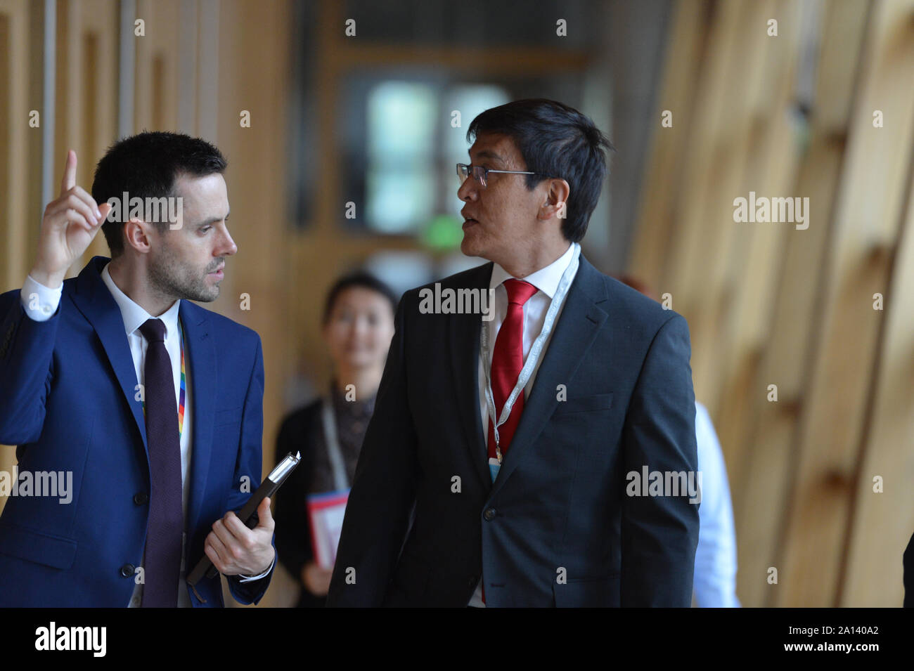 Edinburgh, Regno Unito. 19 settembre 2019. Nella foto: (a destra) ospiti VIP, signor Edil Baisalov - Ambasciatore della Repubblica del Kirghizistan al Regno Unito di Gran Bretagna e Irlanda del Nord. Le scene della sessione settimanale di Primi Ministri questioni nel Parlamento scozzese. Credito: Colin Fisher/CDFIMAGES.COM Foto Stock