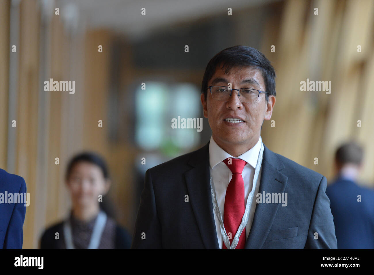 Edinburgh, Regno Unito. 19 settembre 2019. Nella foto: ospiti VIP, signor Edil Baisalov - Ambasciatore della Repubblica del Kirghizistan al Regno Unito di Gran Bretagna e Irlanda del Nord. Le scene della sessione settimanale di Primi Ministri questioni nel Parlamento scozzese. Credito: Colin Fisher/CDFIMAGES.COM Foto Stock