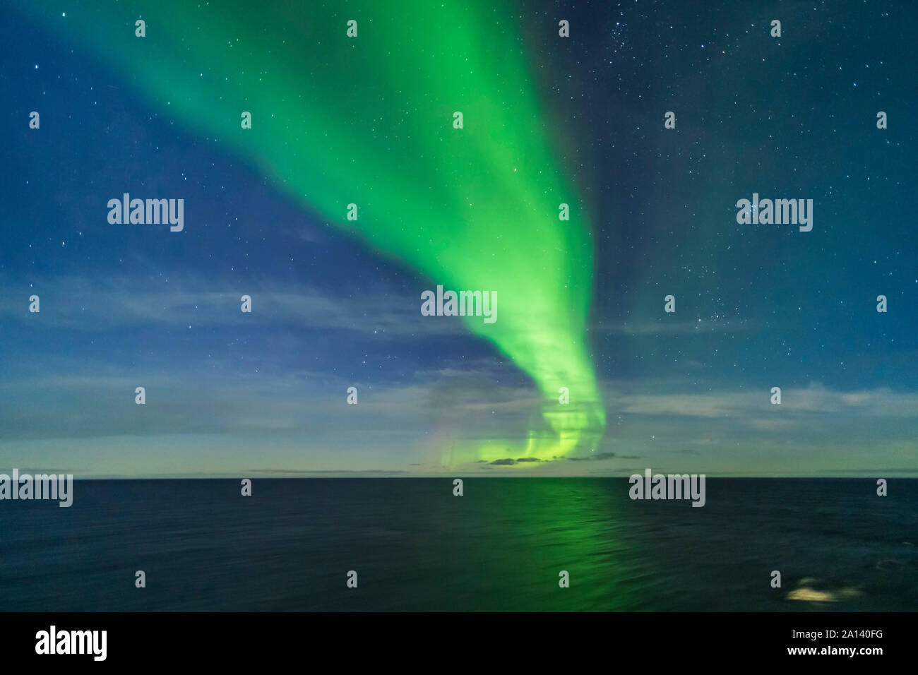 Aurora al chiaro di luna sopra il mare di Barents. Foto Stock