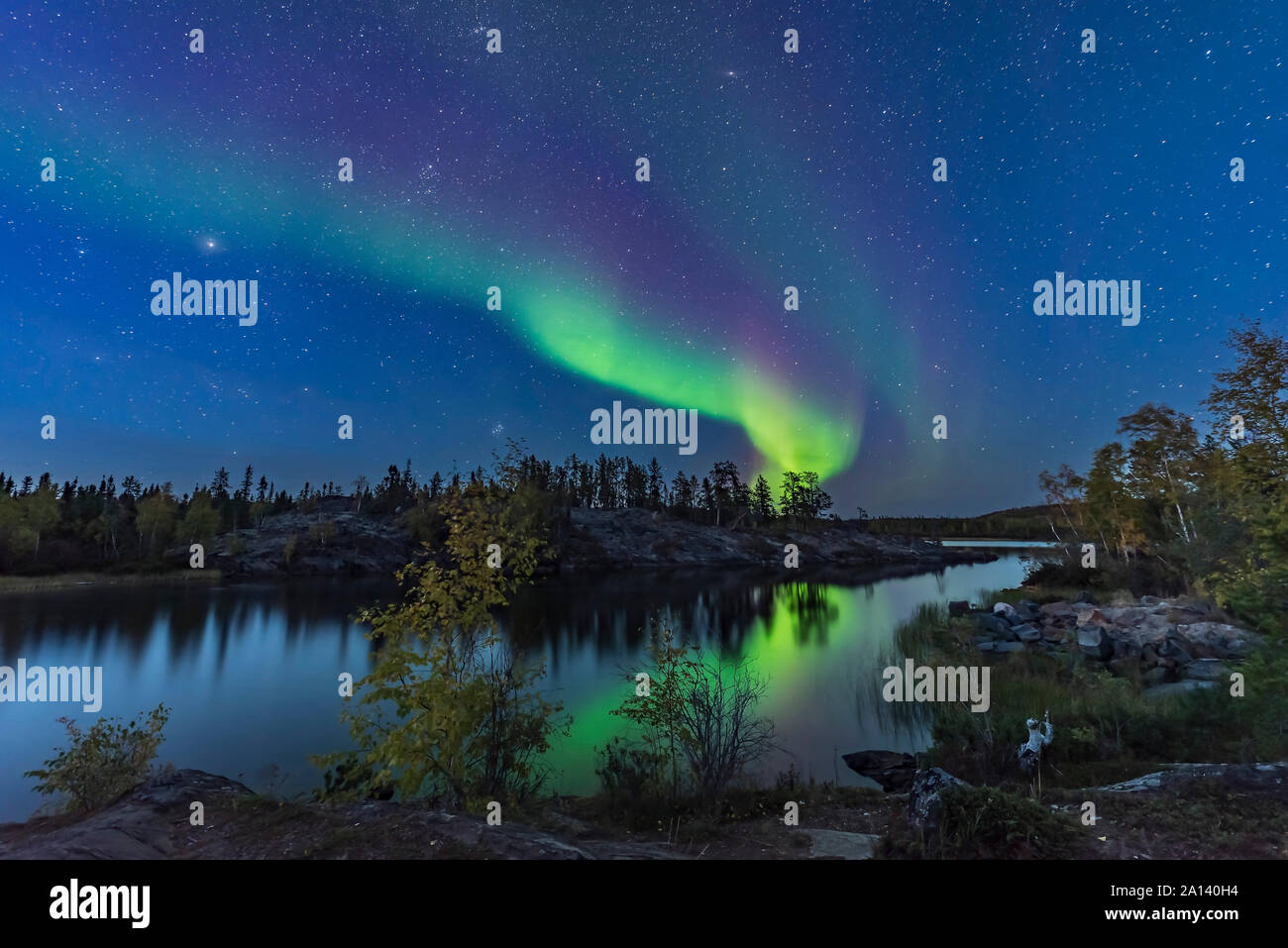 Aurora nel crepuscolo al Lago Tibbitt, Yellowknife, Canada. Foto Stock