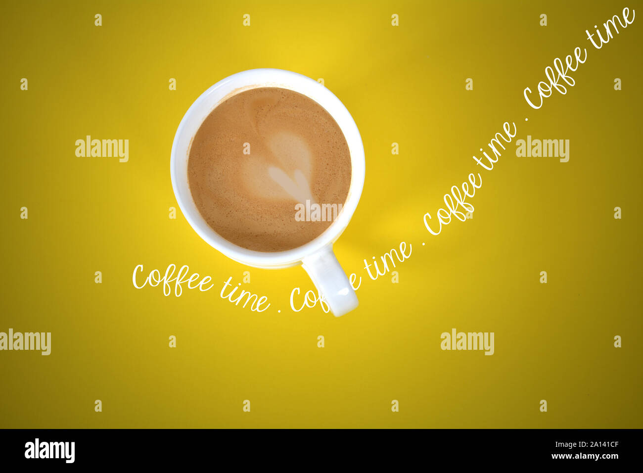 Caffè giallo dal di sopra - tempo di caffè il testo in esecuzione attraverso la tazza Foto Stock