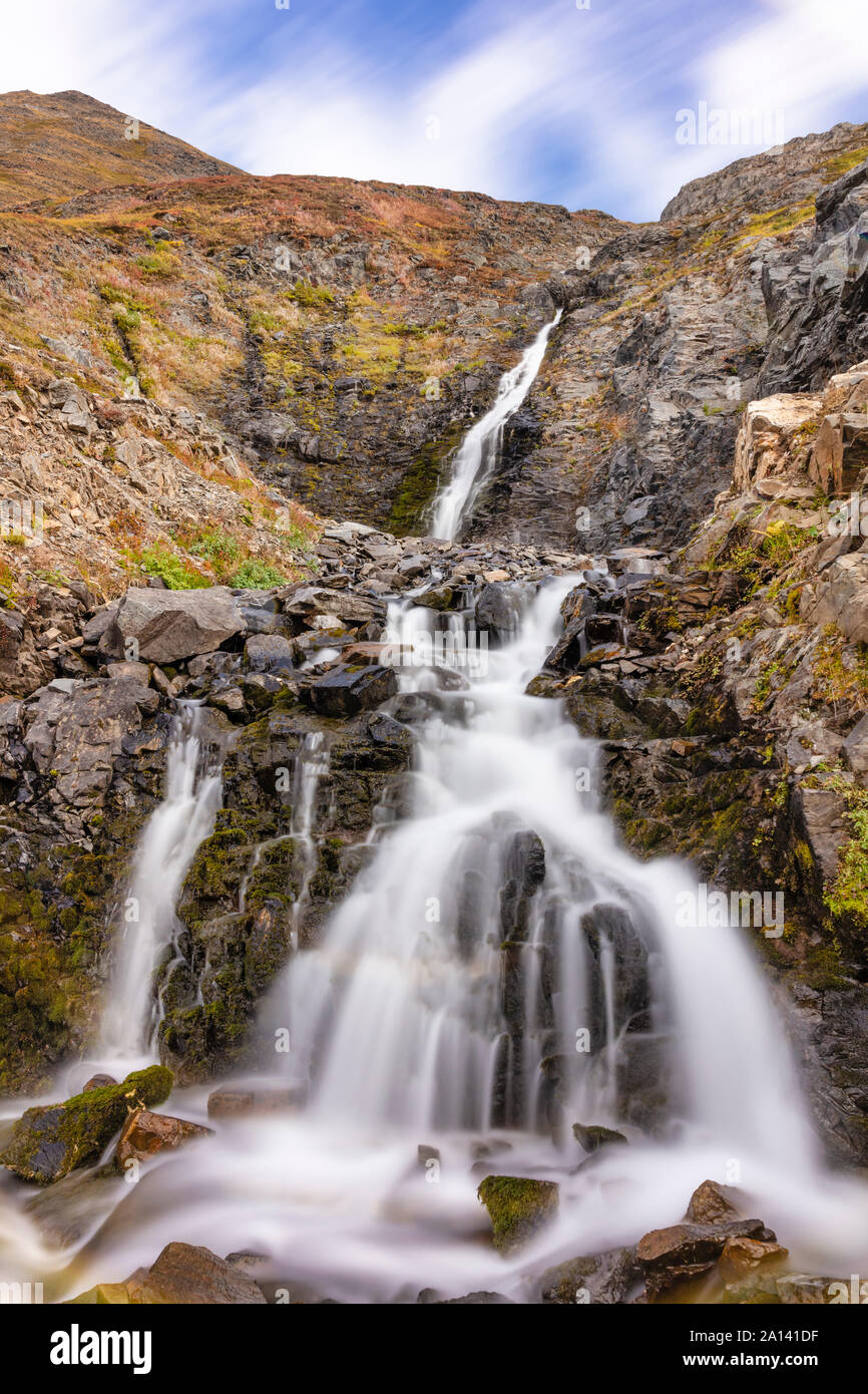 Lunga esposizione della cascata in Palmer Creek Valley in Alaska centromeridionale. Foto Stock