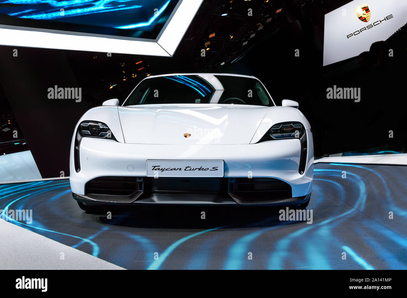 Francoforte - Sep 15, 2019: Bianco Taycan Porsche turbo S è il primo totalmente elettrico auto sportiva da Porsche. Supercar di lusso presentati al IAA 2019 Fran Foto Stock