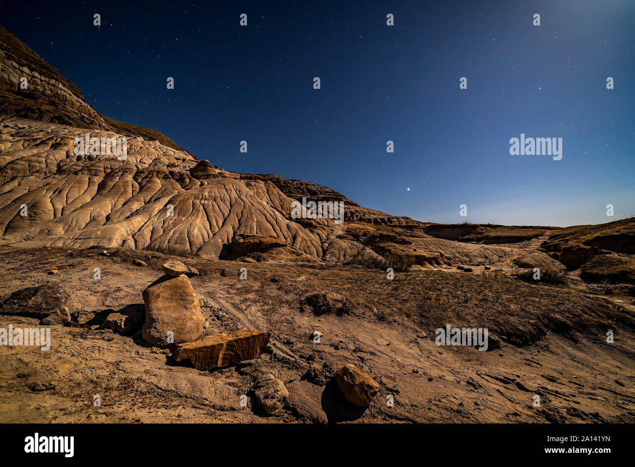 Giove con un incremento di oltre il cervo rosso fiume badlands, Alberta, Canada. Foto Stock