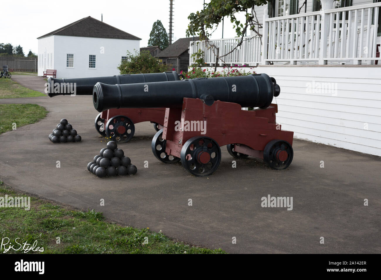 Il potere storico di Fort Vancouver. I cannoni sono pronti, un ricordo del passato militare del forte e dell'eredità del commercio delle pellicce." Foto Stock