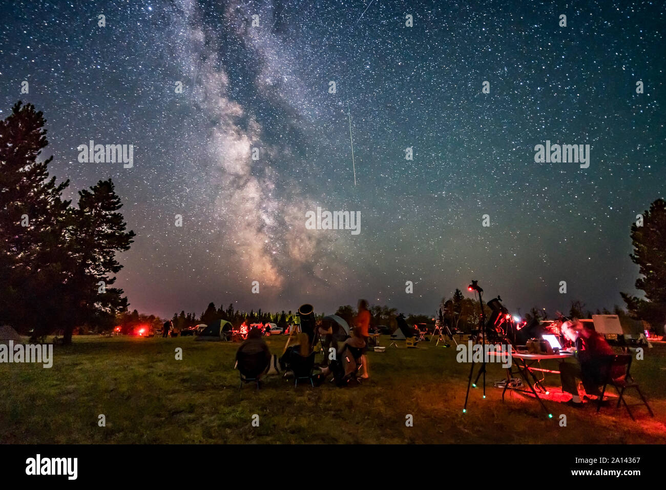 Un Perseid meteor striature giù la Via Lattea oltre la Saskatchewan Estate Star Party, Canada. Foto Stock