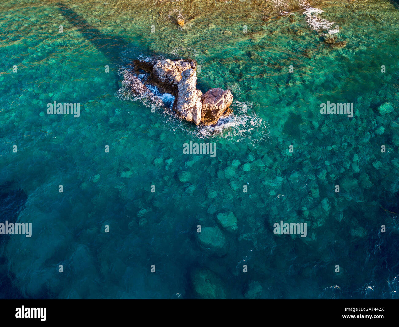 Vista aerea di un fondale con rocce emergenti dal mare, fondali visto dal di sopra, di acqua trasparente Foto Stock