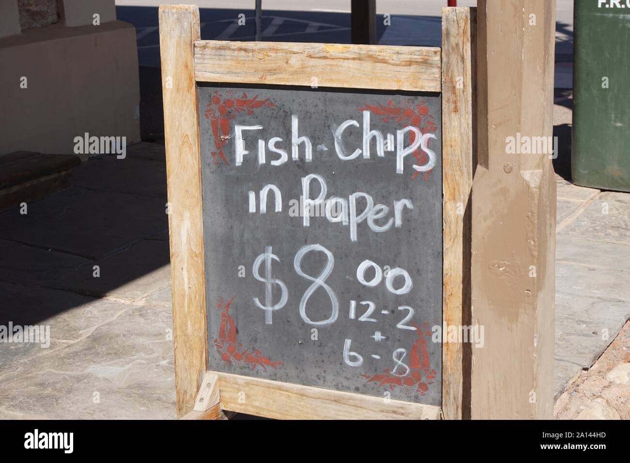 Fish & Chips in offerta di carta su una lavagna al di fuori di un Pub Foto Stock