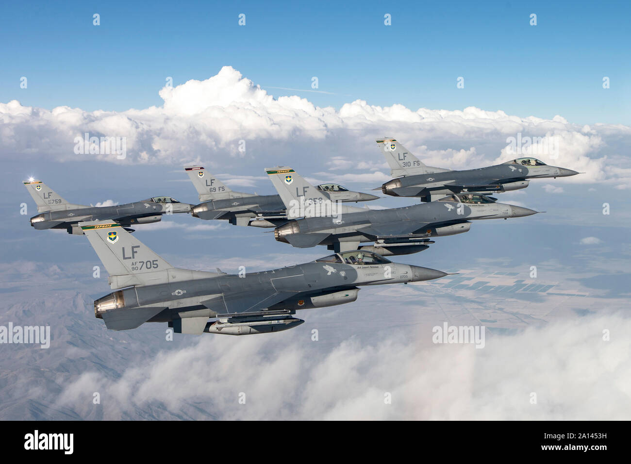 Cinque F-16Cs di U.S. Air Force 310th Fighter Squadron volare in formazione. Foto Stock