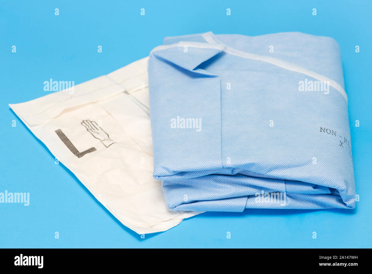 Camici chirurgici e guanti sterili in blu. Foto Stock
